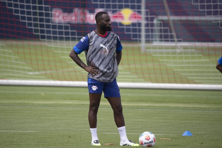 德天空：埃因霍温、阿贾克斯、皇社有意莱比锡后卫海特勒伊达